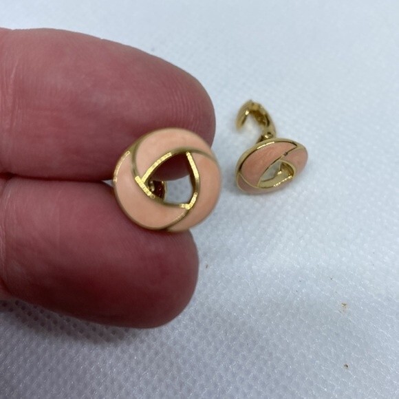 Trifari enamel pink gold clip on vintage 1985 Molly Ringwald Pretty in Pink - Picture 5 of 5